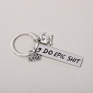 Vente en gros de porte-clés de remise de diplôme <span class=keywords><strong>2023</strong></span>, porte-clés « DO EPIC SHIT » pour la remise de diplôme, cadeau <span class=keywords><strong>2023</strong></span> pour lui et elle, porte-clés en métal gravé avec une lettre - Product Image 4