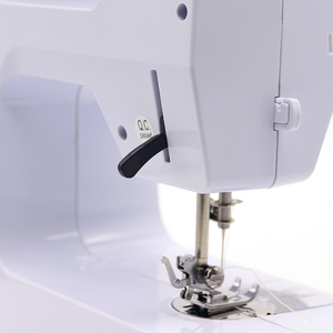 Máquina de Coser Overlock Doméstica <span class=keywords><strong>para</strong></span> Puntada de Dobladillo Fácil de Operar con Características Específicas <span class=keywords><strong>para</strong></span> Camisetas Nueva Condición de Cama Plana Manual de Cadena - Product Image 4
