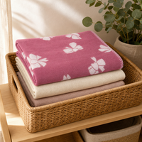 Plaid 100% polyester 390 GSM, avec ourlets triangulaires à points de surjet sur les 4 coins, motifs, tailles et couleurs personnalisables
