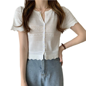 Cardigã Feminino de Tricô Mohair com Decote V e Manga Três Quartos - Coleção Primavera/Verão 2026 - Design Cropped Chique e Ajustado - Product Image 5