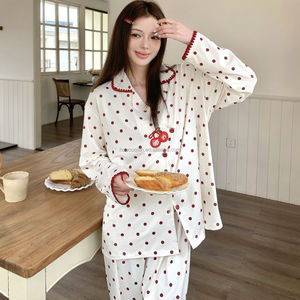 بيجامة نسائية جديدة بتطريز الكرز اللطيف، قميص نوم أحمر منقط بأكمام طويلة من القطن السحابي، ملابس منزلية كاجوال - Product Image 1