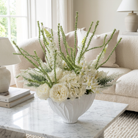 Künstlicher Strauß aus reinweißen Ranunkeln und Hortensien, gemischtes grünes Blumenarrangement mit weißer Vase mit Muschelprägung
