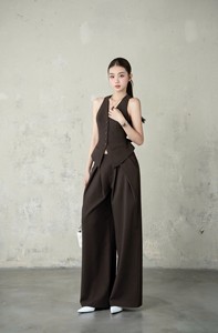 Ensemble chemise à manches et gilet marron disponible en échantillon + pantalon droit, style formel, mélange de polyester tissé, col en V - Product Image 6