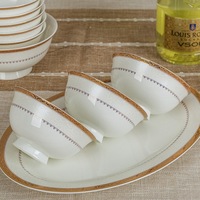 Ensemble de vaisselle en céramique de porcelaine osseuse de style européen moderne comprenant des plats et des assiettes en porcelaine pour la maison et les fêtes pour offrir des cadeaux