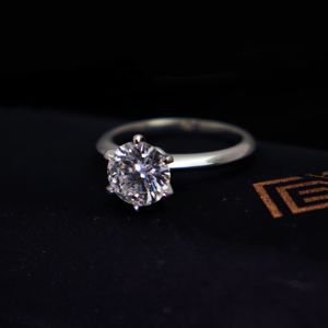 Anel Clássico Simples em Ouro 18K e Diamante de Laboratório de 2 Quilates com Corte Redondo IGI GIA Joia de Luxo para Festas e Casamentos - Product Image 4