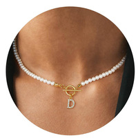 Collier ras du cou vintage fait main en laiton plaqué or 18 carats avec perles de coquillage simulées pour enfants, fermoir délicat à bascule avec initiale
