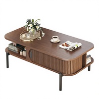 Table basse en bois moderne et durable avec design cannelé en noyer, porte coulissante et étagère ouverte pour le rangement dans le salon