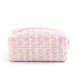 Sac de maquillage matelassé à petites fleurs, fabriqué en usine BSCI, sac de voyage pour soins de la peau, fermeture éclair, grande capacité, sac cosmétique portable et souple - Product Image 1