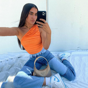 เสื้อครอปไหล่เดียวสำหรับผู้หญิง สีพื้น ผ้าถัก ระบายอากาศได้ดี เสื้อกล้ามเปิดไหล่ สไตล์ฤดูใบไม้ผลิและฤดูใบไม้ร่วง - Product Image 1