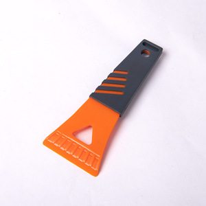 Raspador de hielo de plástico color naranja, herramienta para deshielo de coches y hogares con orificio para colgar - Product Image 2