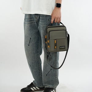 Sac messager homme tendance en tissu Oxford durable, petit sac bandoulière pour tenues quotidiennes Printemps 2025 Gris Noir Bleu Kaki - Product Image 3