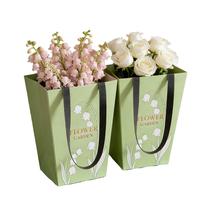 Sac cadeau personnalisé avec logo, motif fleur verte, impression muguet, ruban doré, poignée, emballage pour bouquet, fleuriste, vente au détail