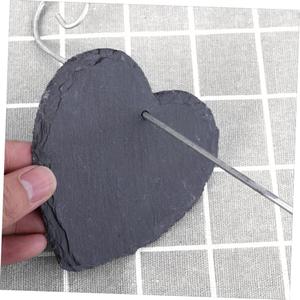 Étiquettes de plantes en ardoise en forme de cœur de style naturel moderne de 16 pouces suspendues à une tige en métal en acier inoxydable - Product Image 2
