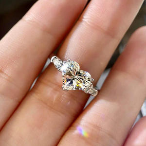 Anello con Diamante Taglio Cuore Q356, Gioiello da Donna in Stile Romantico con Pietra Naturale per Fidanzamento - Product Image 1