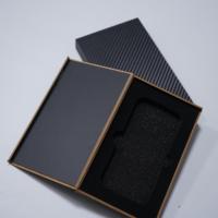 Boîte de téléphone/boîte de montre en fibre de carbone brillante 3K futuriste de nouvelle génération avec fermeture magnétique élite pour emballage de smartphone de luxe