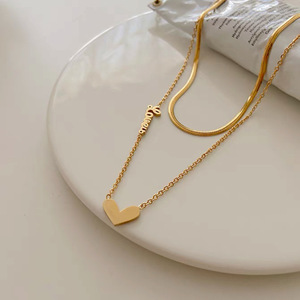 Collar de cadena plana de acero inoxidable chapado en oro de 18k de varias capas con colgante de doble capa con letras, palabras y corazón. - Product Image 3