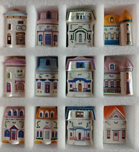 Tarro de especias con forma de Casa vintage tarros de especias pintados a mano Casa de cerámica en una colección de modelos Casa de porcelana fina tarro de especias - Product Image 3