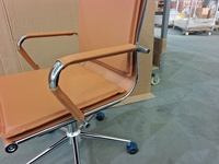 Chaises de bureau ergonomiques pivotantes en cuir marron de luxe à dossier haut avec roulettes