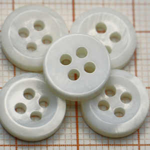 กระดุม2รูเปลือกหอยมุกสีขาวปรับแต่งได้ซักได้ - Product Image 2