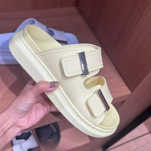 Sandalias planas de verano personalizadas para mujer de McQueenes con elegante forro de PVC antideslizante, zapatos sencillos y suaves para mujer - Product Image 1