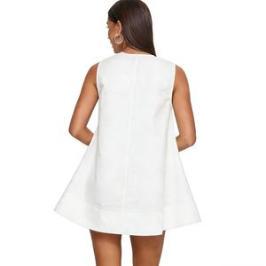 เดรสทรงเอไลน์สีขาวระบายอากาศได้ดีสำหรับผู้หญิง เดรสคอวีลำลองทรงหลวมผ้าฝ้าย 100% ความยาวมินิสำหรับใส่ทำงานหรือใส่ลำลอง - Product Image 2