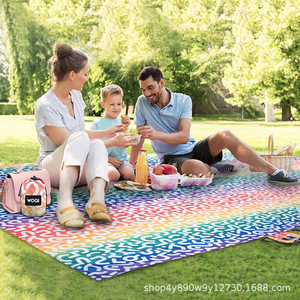 Tapis de plage Urbaneco Outdoors extra large 107x77, imperméable, anti-sable, rectangulaire, en PVC, pour pique-nique en extérieur - Product Image 5