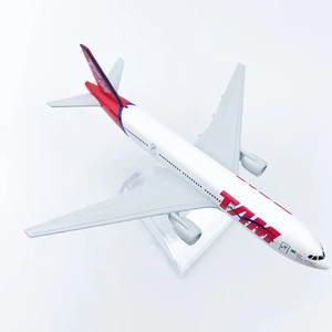 Modèle d'avion en métal moulé sous pression TAM Airlines Boeing 777-300ER à l'échelle 1/400 de 16 cm avec support - Product Image 5