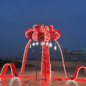 O outro anúncio publicitário exterior das decorações do Natal do feriado grande, luzes do motivo, ilumina a iluminação