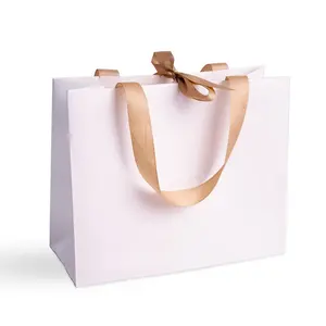 Bolsa de embalaje de compras de cartón blanco con asa de cinta de lujo personalizada, bolsas de regalo de papel impresas personalizadas con su logotipo Wwn