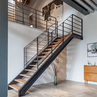 Escalier à double poutre robuste avec marches en bois massif, idéal pour les projets de villas modernes