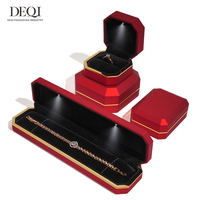 Boîte à bijoux LED de luxe DEQI, intérieur en peluche laqué pour bague, bracelet, collier, boîte à bijoux personnalisée de qualité supérieure avec logo lumineux