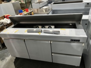 Mesa Refrigerada para Preparación de Ensaladas con Elegante Exterior de Acero Inoxidable para Uso Profesional en Cocinas Comerciales y Pizzerías de Alto Volumen - Product Image 5