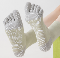 Vente en gros de chaussettes pour femmes en silicone respirant et coton antidérapant avec logo personnalisé OEM, chaussettes à cinq doigts colorées pour le yoga et le Pilates