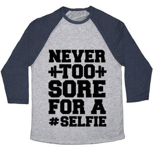 Camiseta de béisbol unisex de mezcla triple Never Too Sore for a Selfie - Product Image 3
