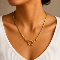 Collier chaîne chevrons doré avec fermoir circulaire, bijou minimaliste tendance pour femme, accessoire de mode quotidien