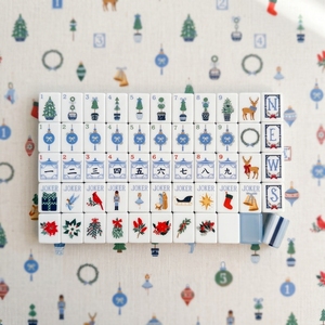 Set di Mahjong in Acrilico Blu Chiaro con 160 Tessere, Gioco Festivo di Design con Motivi di Renne e Schiaccianoci, Set Regalo di Lusso per le Festività Natalizie - Product Image 6