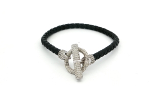 Pulsera de cuero trenzado con cierre de circonitas. Realza tu muñeca con esta exquisita pulsera de cadena. - Product Image 4
