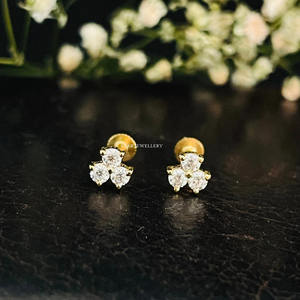 Bijoux fins de goujon de diamant naturel de trois pierres d'or solide de 14K. - Product Image 2