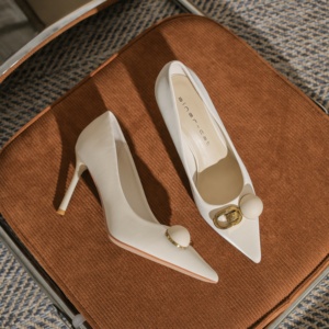 Chaussures de mariage élégantes pour femmes, à bout pointu, en cuir verni satiné noir, avec strass légers et à la mode, à lacets ou à enfiler, talons aiguilles - Product Image 1