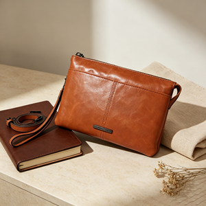 Sac bandoulière en cuir souple marron avec poche avant, sangle de poignet amovible et fermeture éclair, petit sac à main - Product Image 6