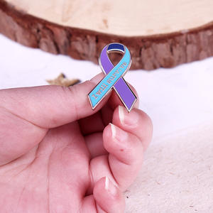 Spilla Decorativa Ispirata alla Consapevolezza sulla Miltimedesima Sclerosi, Design Semplice ed Elegante, Smaltata a Colori con Nastro Rosso, per la Cura della Salute - Product Image 1