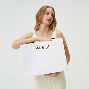 Sac à main en papier de luxe écologique de haute qualité, personnalisé avec logo imprimé, pour emballages de vêtements de mariage - Product Image 1