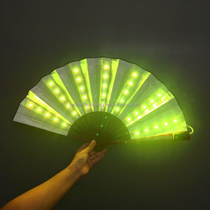 Ventilador <span class=keywords><strong>de</strong></span> <span class=keywords><strong>mano</strong></span> <span class=keywords><strong>de</strong></span> tela <span class=keywords><strong>de</strong></span> madera plegable <span class=keywords><strong>de</strong></span> diseño novedoso con brillo LED <span class=keywords><strong>de</strong></span> diferentes colores para baile <span class=keywords><strong>de</strong></span> salón <span class=keywords><strong>de</strong></span> club nocturno para Bodas <span class=keywords><strong>de</strong></span> Navidad - Product Image 2
