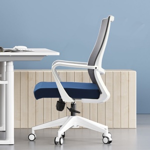 Chaise de bureau exécutive réglable en maille avec tissu ergonomique et confortable et pieds pivotants en métal chromé pour le bureau à domicile - Product Image 2