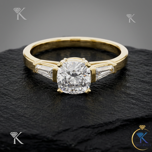 Bague de fiançailles en or massif avec diamant de laboratoire taille coussin de 1,00 à 5,00 carats et pierres latérales taille baguette, bijoux fins pour fêtes, vente en gros - Product Image 1