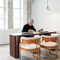 Table de manucure moderne pour salon avec chaises à coussin blancs, structure en bois robuste, table à ongles professionnelle pour salon de beauté