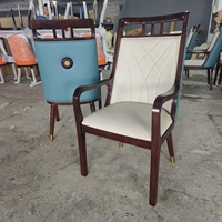 Fauteuil en bois massif de style nouveau avec dossier haut et couverture souple en cuir pour salle à manger à la maison et restaurant d'hôtel