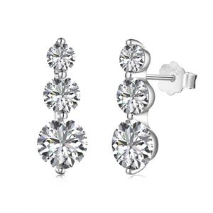 Boucles d'oreilles clous Dylam Simplicity Design en argent sterling 925 plaqué rhodium, forme barre, 3 pierres, zircon cubique 5A pour femmes - Product Image 1