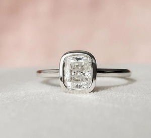 Bague classique avec pierre centrale taille coussin cultivée en laboratoire et halo dissimulé serti clos, pour un bijou élégant au quotidien - Product Image 1