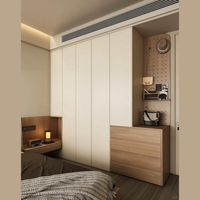 Système de dressing sur mesure pour toute la maison avec un grand espace de rangement et une table de chevet d'angle